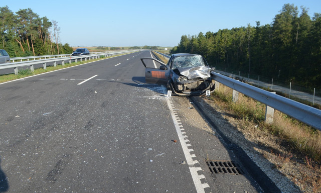 A szalagkorl&aacute;tnak &uuml;tk&ouml;z&ouml;tt egy aut&oacute;s hajnalban az R67-esen, egy &eacute;rkező aut&oacute;s belerohant