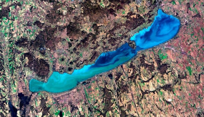 A k&eacute;k tucatnyi &aacute;rnyalat&aacute;ban pomp&aacute;zik a Balaton 780 kilom&eacute;ter magasb&oacute;l n&eacute;zve