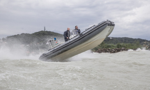 K&eacute;t kilom&eacute;terre a partt&oacute;l szedtek &ouml;ssze magatehetetlen SUP-osokat a Balatonon