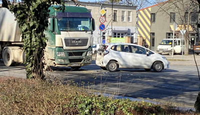 Baleset t&ouml;rt&eacute;nt a Domb&oacute;v&aacute;ri &uacute;ton