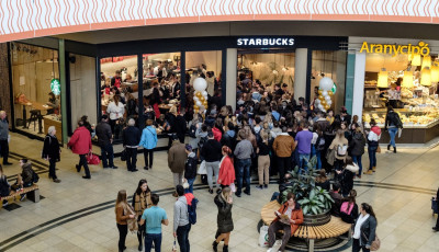 M&aacute;r csak alig egy &oacute;r&aacute;t kell utaznunk, ha Starbucks k&aacute;v&eacute;ra v&aacute;gyunk