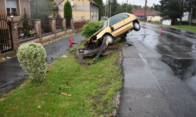 R&eacute;szegen csap&oacute;dott a betonozott akn&aacute;ba, s&uacute;lyos s&eacute;r&uuml;l&eacute;s lett a v&eacute;ge