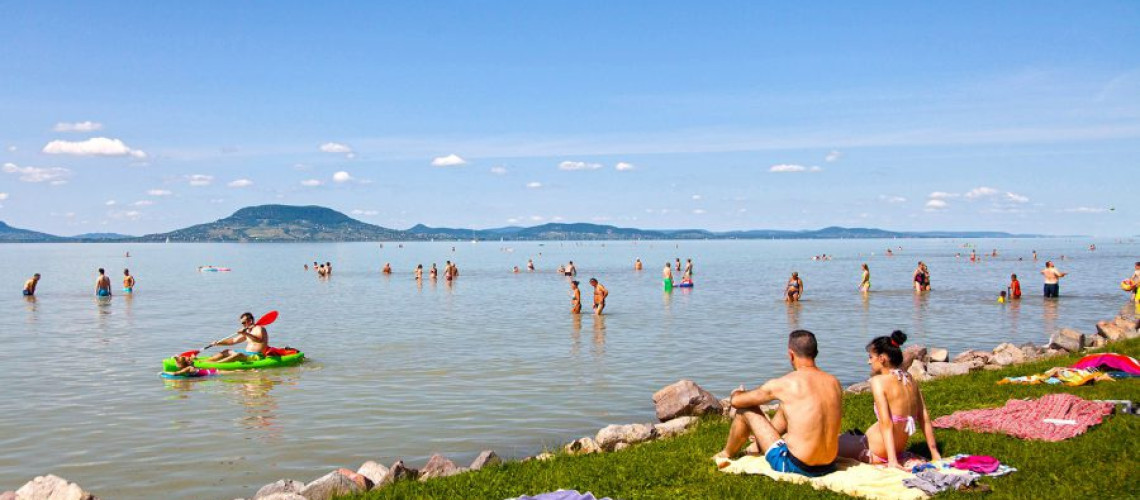 Lassan meg&eacute;ri majd bel&oacute;gni a balatoni strandokra, ha f&uuml;r&ouml;dni akarunk! - Mutatjuk az idei &aacute;rakat!