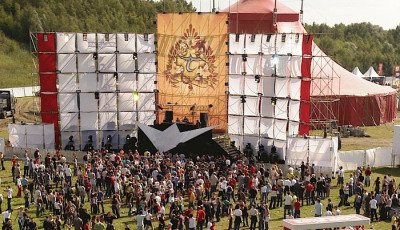 L&aacute;tv&aacute;nyos k&eacute;peken a Tomorrowland sz&iacute;npad&aacute;nak evol&uacute;ci&oacute;ja 2005-től napjainkig