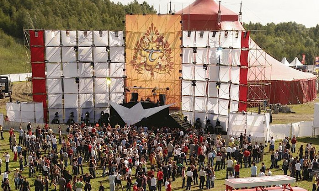 L&aacute;tv&aacute;nyos k&eacute;peken a Tomorrowland sz&iacute;npad&aacute;nak evol&uacute;ci&oacute;ja 2005-től napjainkig