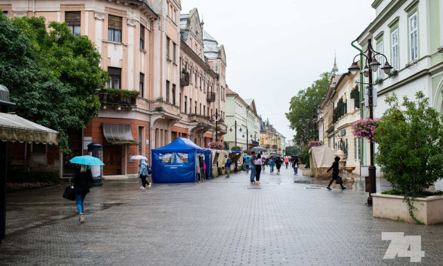 Az eső megtizedelte a m&eacute;z ir&aacute;nt &eacute;rdeklődőket, az esti koncertekre javulhat a helyzet - GAL&Eacute;RIA