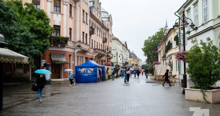 Az eső megtizedelte a m&eacute;z ir&aacute;nt &eacute;rdeklődőket, az esti koncertekre javulhat a helyzet - GAL&Eacute;RIA