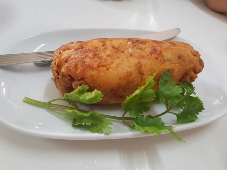 Igen, ez egy Michelin csillagos street food kajálda, amit egy 72 éves néni visz
