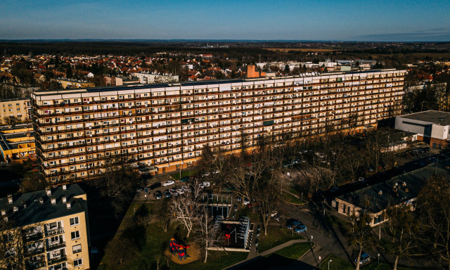 Tűz &uuml;t&ouml;tt ki a S&aacute;vh&aacute;zban, nagy erőkkel &eacute;rkeztek ki a hat&oacute;s&aacute;gok