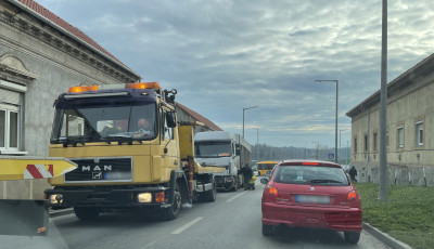 A legrosszabb helyen - Lehalt egy kamion a H&aacute;rsfa utca elej&eacute;n