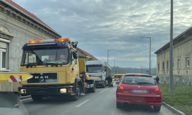 A legrosszabb helyen - Lehalt egy kamion a H&aacute;rsfa utca elej&eacute;n