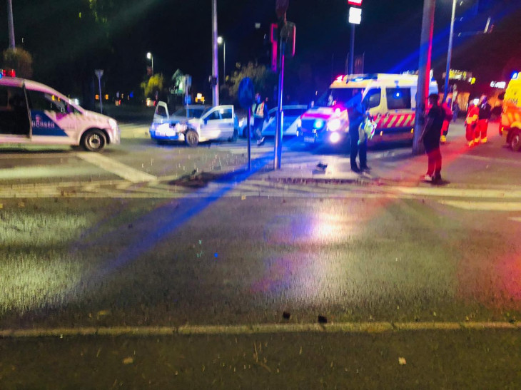 Frontálisan ütközött két kocsi vasárnap éjjel a Mekinél