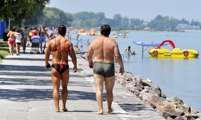 A f&uuml;rdőben puc&eacute;rkodott a f&eacute;rfi, majd nekiment a nőnek aki ezt sz&oacute;v&aacute; merte tenni