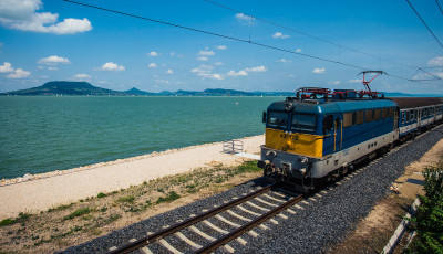 &Uacute;jabb vonatg&aacute;zol&aacute;s a Balatonon, ez&uacute;ttal M&aacute;riahull&aacute;mtelepn&eacute;l