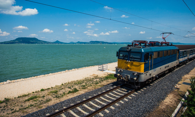 &Uacute;jabb vonatg&aacute;zol&aacute;s a Balatonon, ez&uacute;ttal M&aacute;riahull&aacute;mtelepn&eacute;l