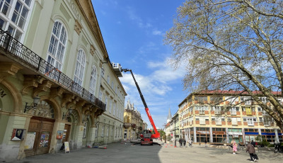 Egy hatalmas daru z&aacute;rja el szinte teljes eg&eacute;sz&eacute;ben a s&eacute;t&aacute;l&oacute;utc&aacute;t