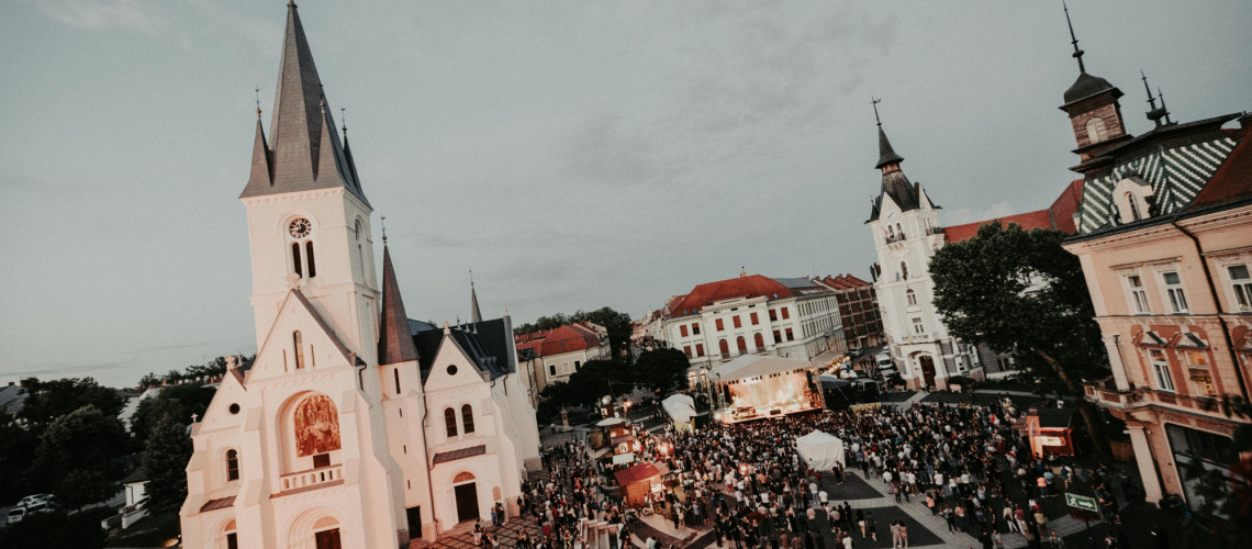 &Iacute;gy csapatta a fesztiv&aacute;l k&ouml;z&ouml;ns&eacute;ge Azahriah &eacute;s Beton.Hofi bulij&aacute;ra - GAL&Eacute;RIA