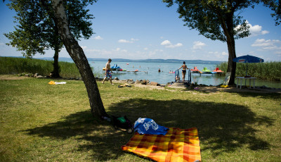 Brut&aacute;lis, 30-40 sz&aacute;zal&eacute;kos vend&eacute;gforgalom cs&ouml;kken&eacute;s t&ouml;rt&eacute;nt a Balatonon