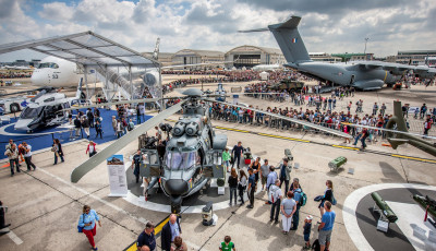 &Eacute;letnagys&aacute;g&uacute; Star Wars X-Wing-et rakott &ouml;ssze a LEGO a Paris Air Show-ra