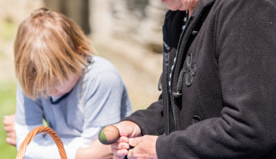 A szennai skanzenben j&aacute;rtunk, piros toj&aacute;st l&aacute;ttunk