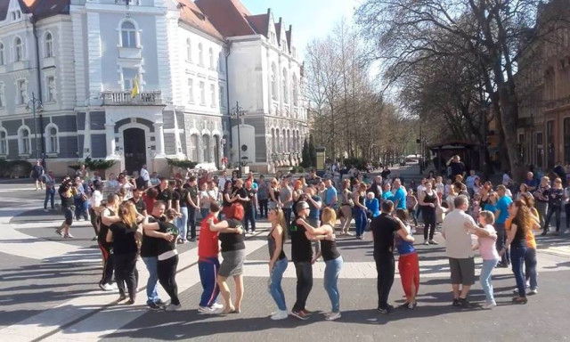 &Oacute;ri&aacute;si flashmob k&eacute;sz&uuml;l a T&aacute;nc vil&aacute;gnapj&aacute;n, a Kossuth t&eacute;ren! - Vegy&eacute;l r&eacute;szt benne Te is!