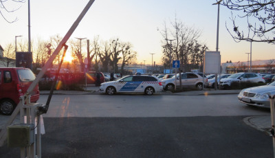 Tilosban parkoltak, j&aacute;r&oacute;kelőt is &uuml;t&ouml;ttek - R&eacute;szletek der&uuml;ltek ki a Pl&aacute;z&aacute;n&aacute;l t&ouml;rt&eacute;nt vereked&eacute;sről