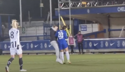 Ezt azt&aacute;n helyretette! A Chelsea női focist&aacute;ja &ouml;klelte fel a p&aacute;ly&aacute;ra rohan&oacute; sr&aacute;cot - VIDE&Oacute;