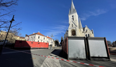 A v&aacute;g&aacute;ny mellett k&eacute;rj&uuml;k vigy&aacute;zzanak! Vagonok &eacute;rkeztek a Kossuth t&eacute;rre