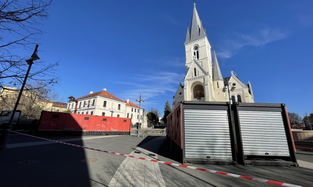 A v&aacute;g&aacute;ny mellett k&eacute;rj&uuml;k vigy&aacute;zzanak! Vagonok &eacute;rkeztek a Kossuth t&eacute;rre