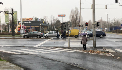 T&ouml;bb aut&oacute; karambol&oacute;zott a McDonald&#039;s-n&aacute;l