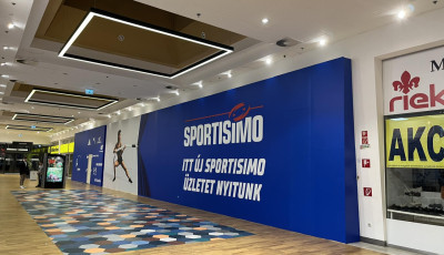 Sportisimo &uuml;zlet ny&iacute;lik a Kaposv&aacute;r Plaza-ban