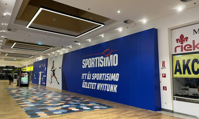 Sportisimo &uuml;zlet ny&iacute;lik a Kaposv&aacute;r Plaza-ban