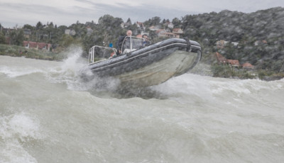 A vihar miatt elsodr&oacute;dott haj&oacute;t akartak kihozni a Balatonb&oacute;l, v&eacute;g&uuml;l őket kellett kimenteni