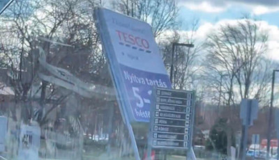 Ezt a szelet m&aacute;r nem b&iacute;rta a Tesco-t&aacute;bla, v&eacute;gleg elhasalt a Berzsenyi utc&aacute;ban