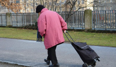 Vigy&aacute;zzatok a R&oacute;mahegyen, egy &ouml;reg nő m&eacute;rgezi a kuty&aacute;kat!