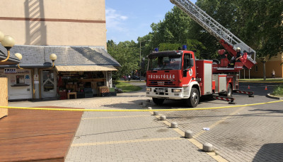 Tűzolt&oacute;k bontj&aacute;k az &eacute;letvesz&eacute;lyes burkolatot a Honv&eacute;d utc&aacute;ban