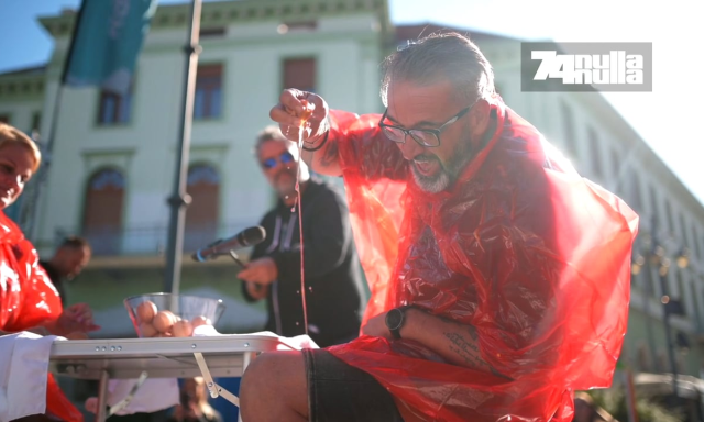 Toj&aacute;st&ouml;r&eacute;sben veretlen a Kossuth t&eacute;ren, viszont pezsgős&uuml;veg m&aacute;r rep&uuml;lt itt fel&eacute; - R&aacute;k&oacute;czi Ferivel besz&eacute;lgett&uuml;nk - VIDE&Oacute;