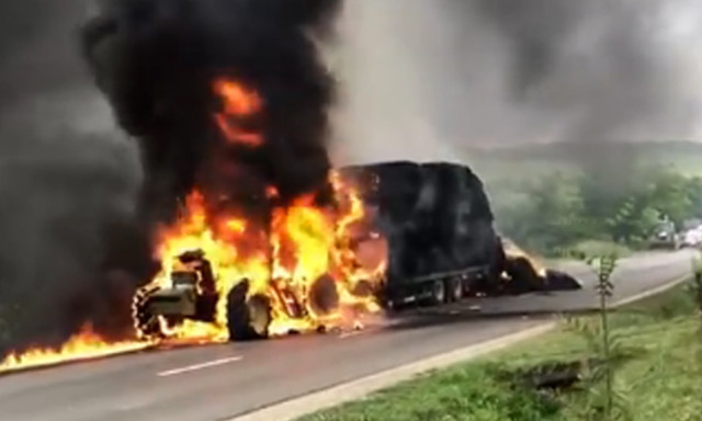 Vide&oacute;n, ahogy porig &eacute;g egy traktor Bonnyapuszt&aacute;n