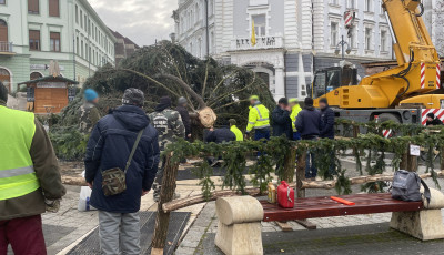 Visszat&eacute;rt a daru a Kossuth t&eacute;rre, megkezdt&eacute;k a kar&aacute;csonyfa helyre&aacute;ll&iacute;t&aacute;s&aacute;t