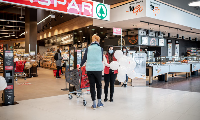 Meg&eacute;rkeztek az első v&aacute;s&aacute;rl&oacute;k, kinyitott az &uacute;j Interspar Kaposv&aacute;ron - GAL&Eacute;RIA