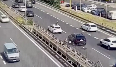 Felrep&uuml;lt az aut&oacute; tetej&eacute;re a balesetező motoros, azon &uuml;ld&ouml;g&eacute;lve utazott tov&aacute;bb - VIDE&Oacute;