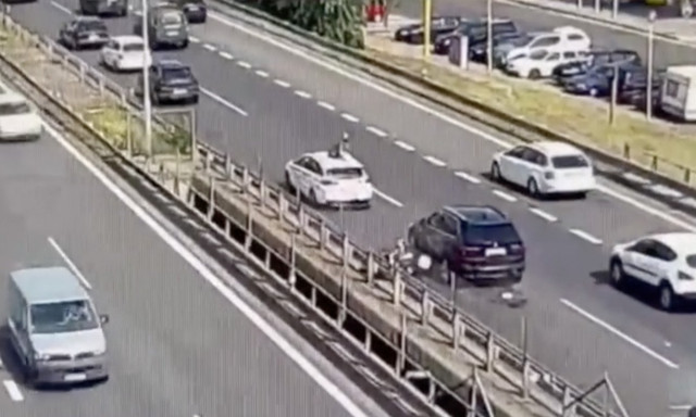 Felrep&uuml;lt az aut&oacute; tetej&eacute;re a balesetező motoros, azon &uuml;ld&ouml;g&eacute;lve utazott tov&aacute;bb - VIDE&Oacute;