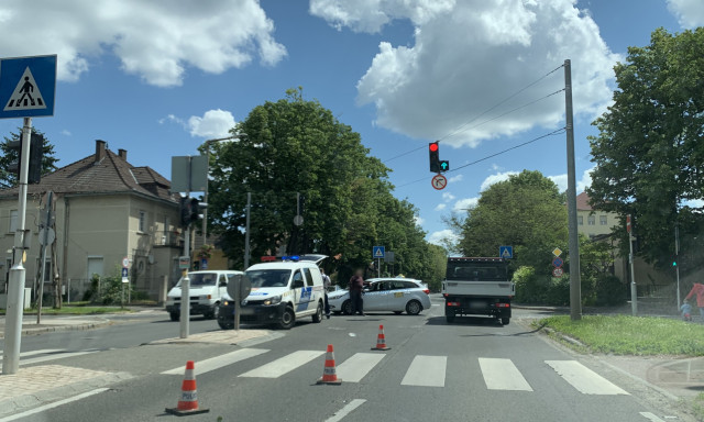 Baleset a 48-ason - Egy taxis &uuml;tk&ouml;z&ouml;tt a Munk&aacute;csyn&aacute;l