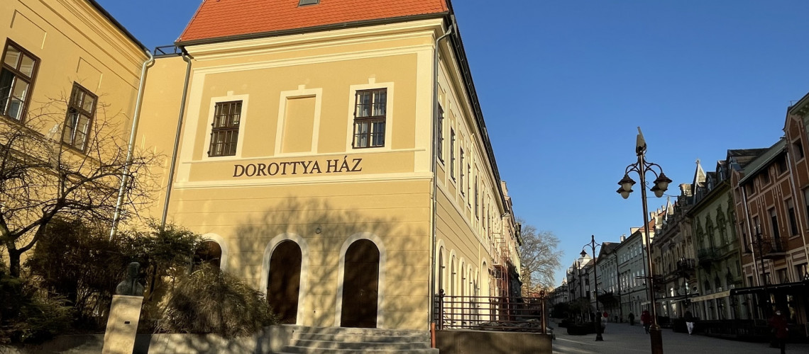 Felker&uuml;lt a n&eacute;v, eltűnt a kapub&oacute;l a macska - Hamarosan elk&eacute;sz&uuml;l a Dorottya H&aacute;z