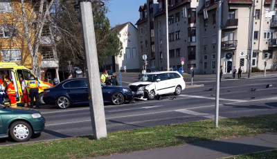 Front&aacute;lis karambol a Berzsenyi utc&aacute;ban