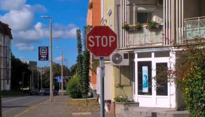 Valaki nagyon viccesnek tal&aacute;lta elforgatni a STOP t&aacute;bl&aacute;t egy kereszteződ&eacute;sben...