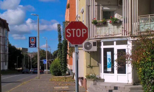 Valaki nagyon viccesnek tal&aacute;lta elforgatni a STOP t&aacute;bl&aacute;t egy kereszteződ&eacute;sben...