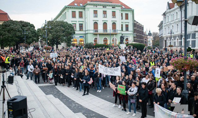 Rengetegen t&uuml;ntettek Kaposv&aacute;ron p&eacute;nteken a pedag&oacute;gusok&eacute;rt - GAL&Eacute;RIA