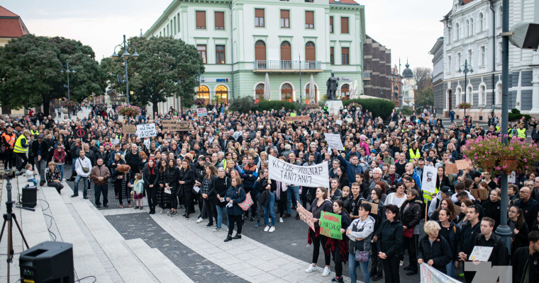 Rengetegen t&uuml;ntettek Kaposv&aacute;ron p&eacute;nteken a pedag&oacute;gusok&eacute;rt - GAL&Eacute;RIA