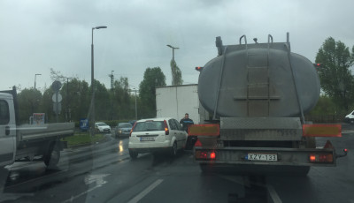 Baleset a Corso-n&aacute;l! - Egy s&aacute;von halad a forgalom